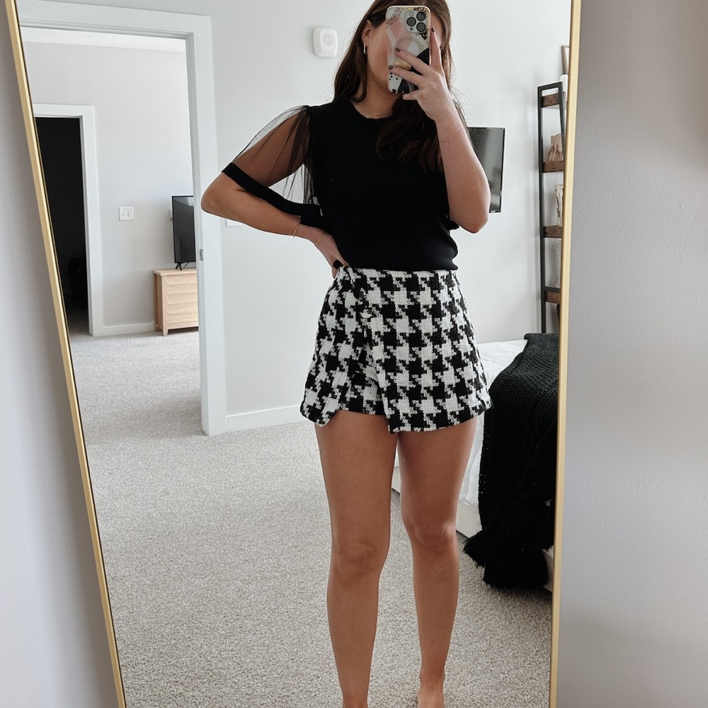 Vestique Houndstooth Mini Skort
